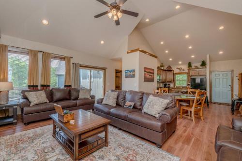 Hickory Hideaway with Communal Pool Access