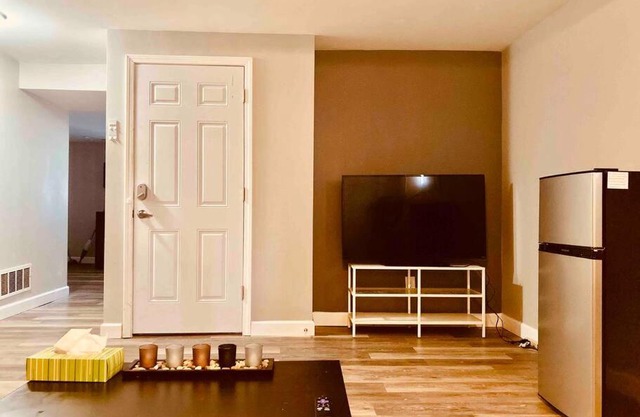 HIDDEN GEM!! 7 MINS TO AIRPORT W/ PRIVATE ENTRANCE