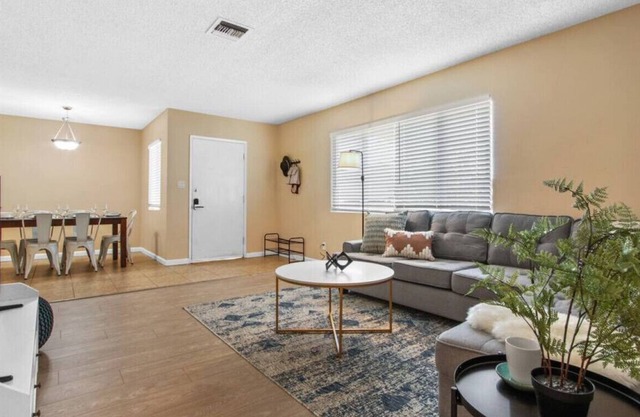 Hidden Gem of Entertainment Bliss: King Bed, Ping Pong, Streaming Access, Cozy Reading Nook, and an Open Backyard Haven with Lightning-Fast Wi-Fi.