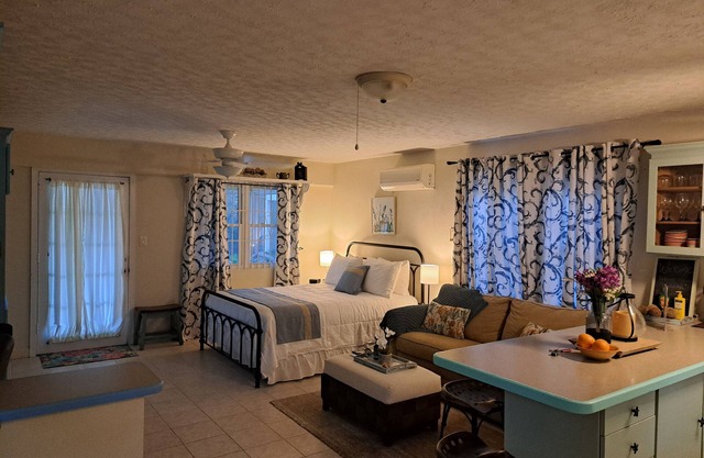 Hidden Haven - Cozy Studio - with pool.