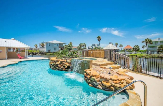 Hidden Pearl-4 BR/3 Bath House, Great Views, Shared Pool/Hot Tub, Small Dogs OK