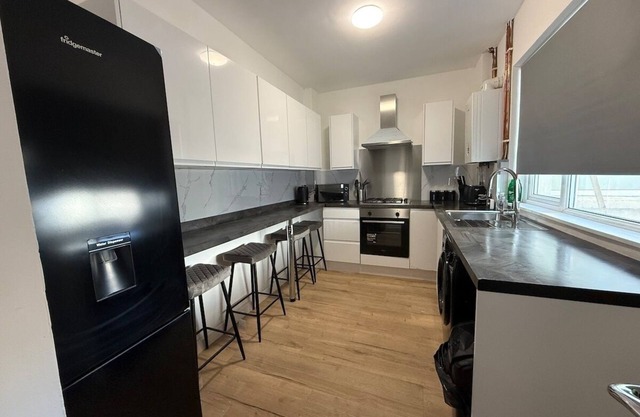 Hideaway 4-Bed House in Bridgend"