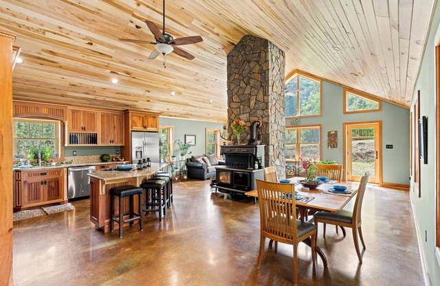Hideaway Farmhouse Suite on Signal Hill with Hot Tub