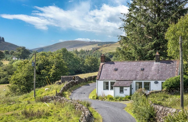 HIGH AUCHENBRACK, pet friendly, character holiday cottage in Moniaive
