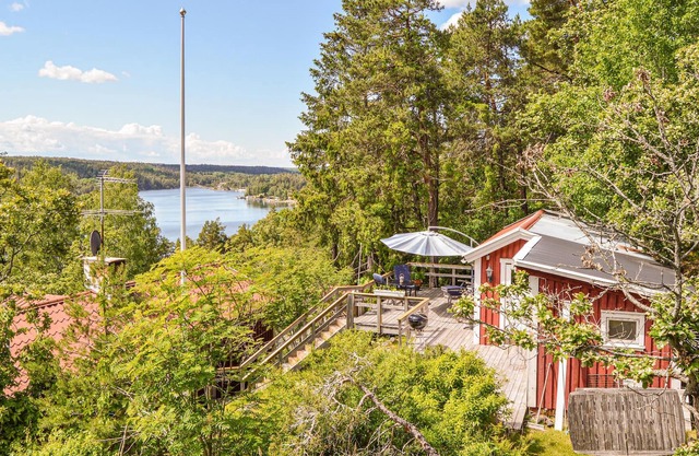 High, cozy cottage with a view of nature and the bay invites you to relax.