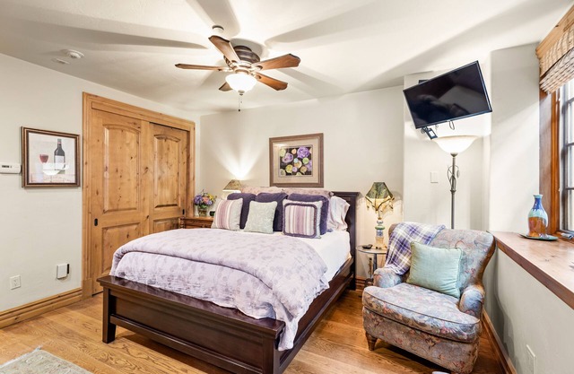 High End Aspen Studio - #407 Walk to Town, Gondola & Lift 1a