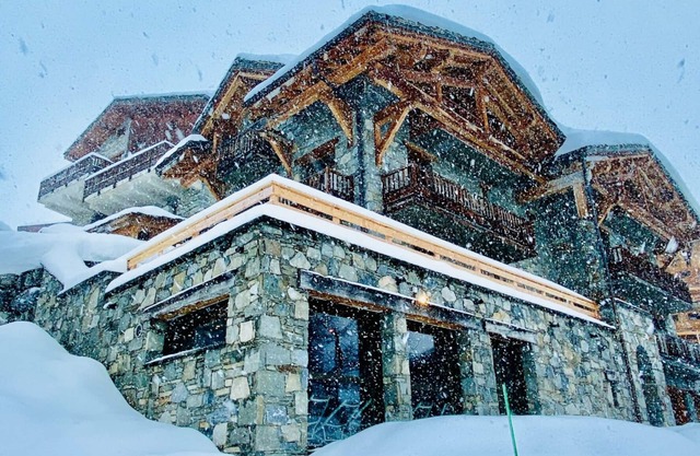 High-end chalet of 400 m² with indoor swimming pool, exceptional view.