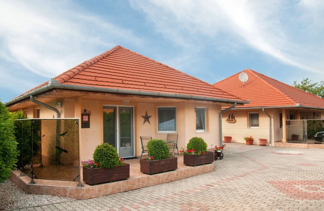 High quality house family idyll for 4-8 persons., Pool, Climate, Lake 1000m', Saun