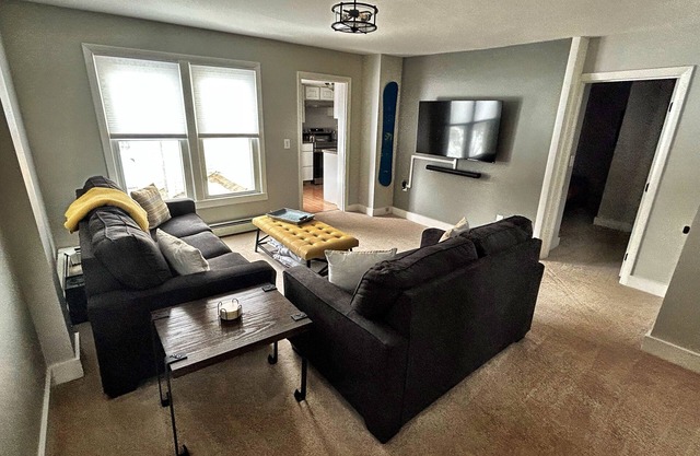 High Street Hideaway- Cozy 2-bedroom apartment with WiFi, in welcoming Waterbury
