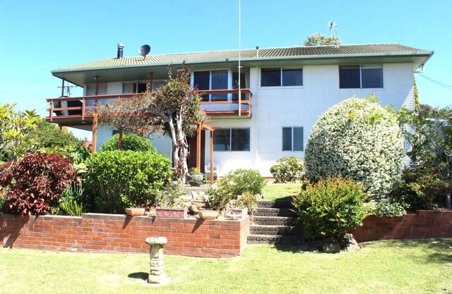 High Street Retreat is set in the heart of Black Head & has magnificent.