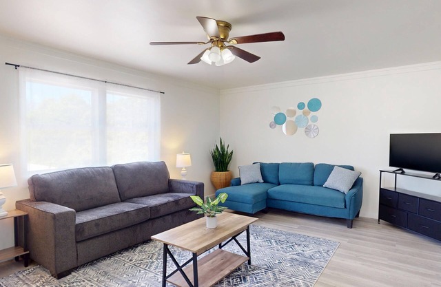 High Tide Estate - [2BD, 1BA, POOL]