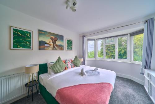 High Wycombe Stays Modern 4 Bed, 2 Bath Home with Garden Sleeps 9