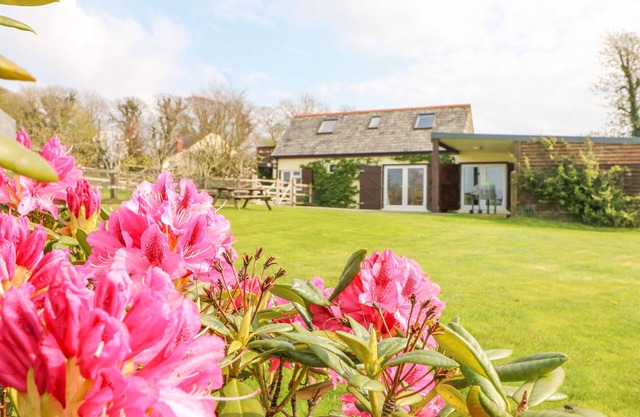HIGHER KERNICK STABLE, pet friendly, with a garden in Blisland