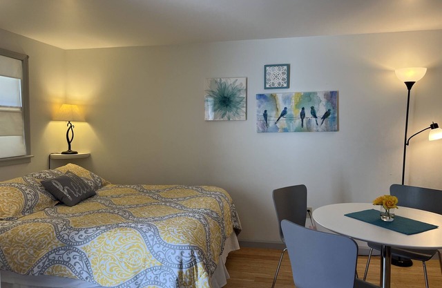 Highland Haven Under 5 minutes to All Star, 2nd floor studio, private entrance