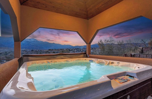Highland Heights! Luxe Mountain VIEWS w/Hot Tub