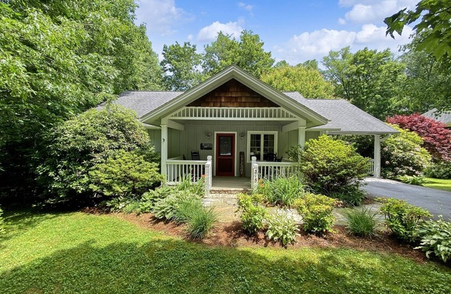 Highlands Haven | Minutes from Main Street with Fire Pit