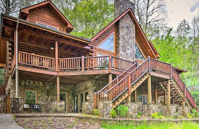 Hike, Fish & Golf: Burnsville Retreat w/Deck!