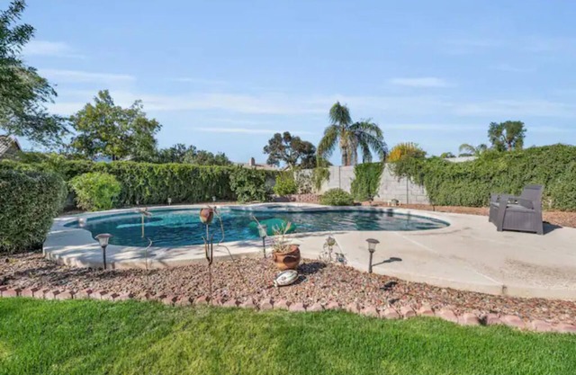 Hiker's Dream: 4-Bed House with Pool near Mountain