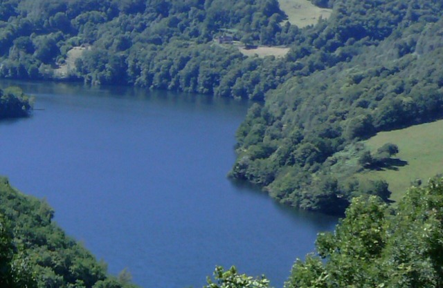 Hiking at the gateway to Aubrac, Lake view, Lot valley, for 4 or 6 people.