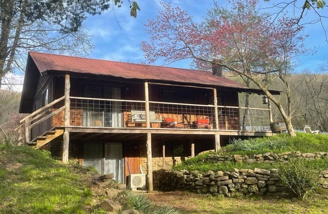 HIKING dog friendly HOT TUB & FIREPIT peaceful farmhouse cabin ATV UTV TRAILS