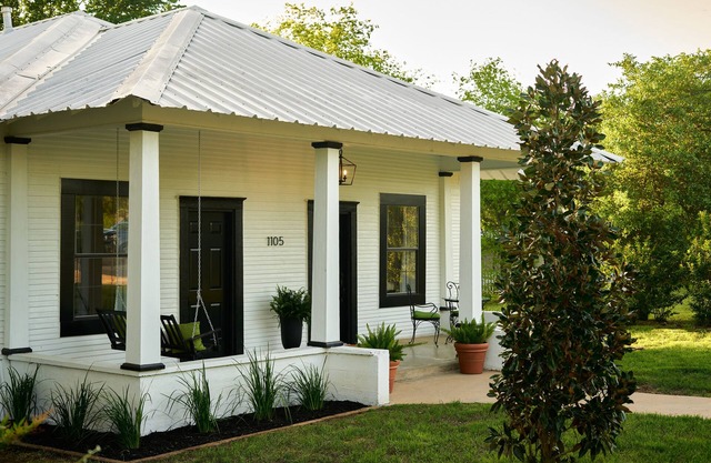 Hill Country Hickory House-Walk to Llano River & Downtown-Free Gym Access