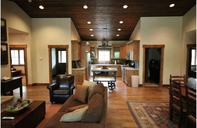 Hill top Luxury Bunkhouse 4bd, 2 full Bath and all amenities