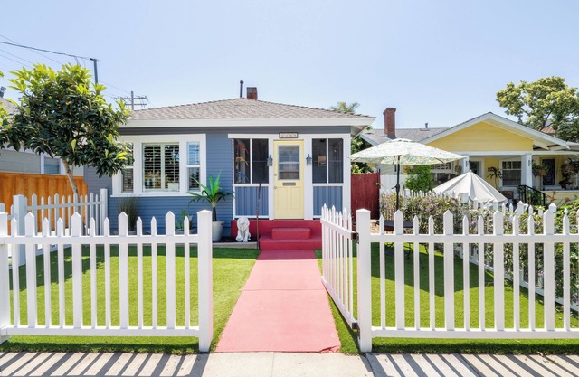 Hillcrest Hideaway one block from downtown action, dog friendly w/private yard