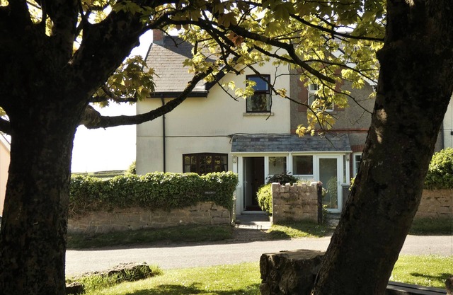 HILLCREST, pet friendly, with open fire in Port Eynon