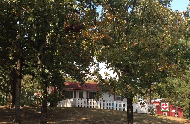 Hilltop Cottage with room to roam on 20 acres. NO CLEANING FEE