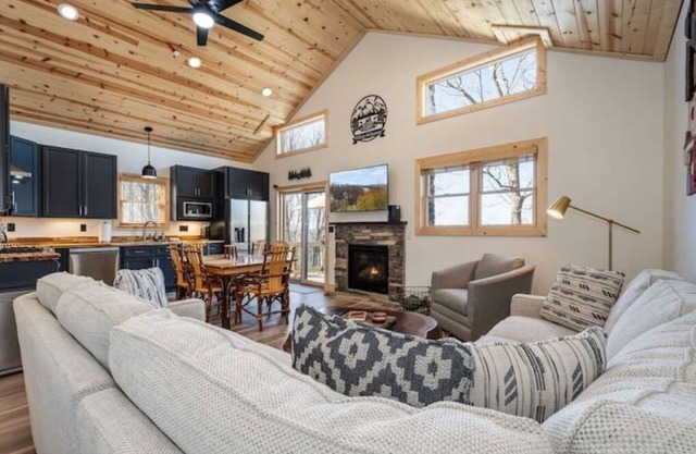 Hilltop Hideaway, Sleeps 7, Hot tub, and fire pit!