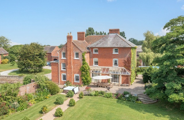 HILLTOP HOUSE, pet friendly, luxury holiday cottage in Tenbury Wells