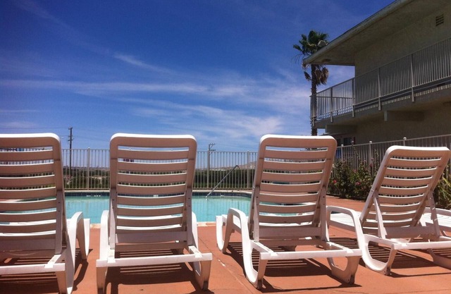 Hilltop Inn & Suites