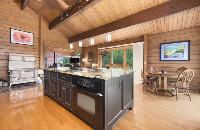 Hilltop Serenity - entire cabin- scenic oasis