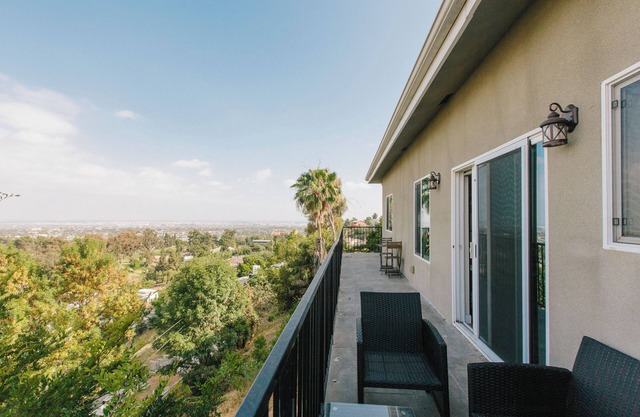 Hilltop Views! Large 5BR Home + Private Guesthouse