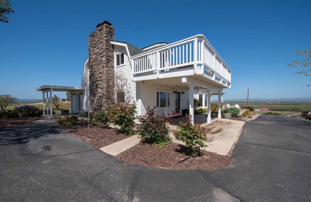 Hilltop Vineyard Home w/360 Views, Pool & Fire Pit!