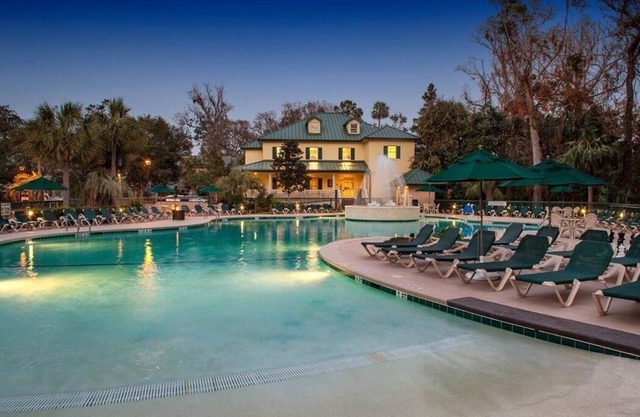 Hilton Head vacation resort: 2 blocks from the beach, near restaurants and golf!