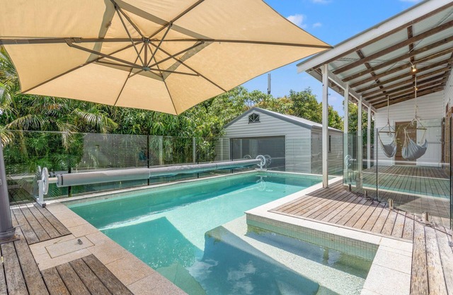 Hinterland Views - Pet Friendly - Charming Pet Friendly Queenslander with Pool