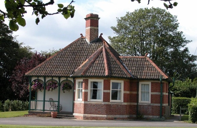 Hinton Lodge - Quaint Victorian four star cottage in a quiet rural location.