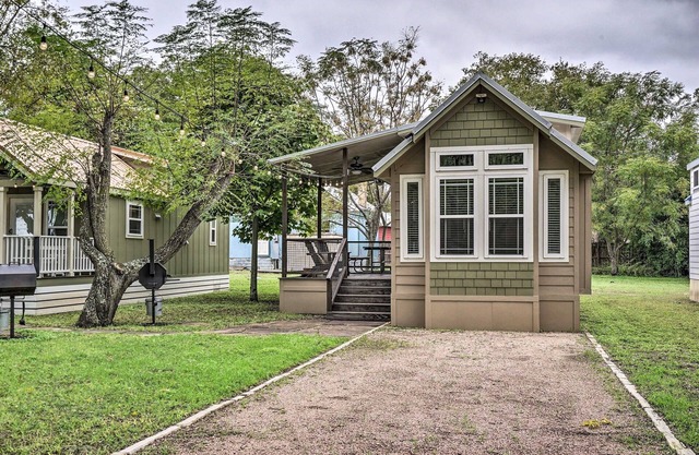 Hip Cabin w/Deck by San Marcos River!