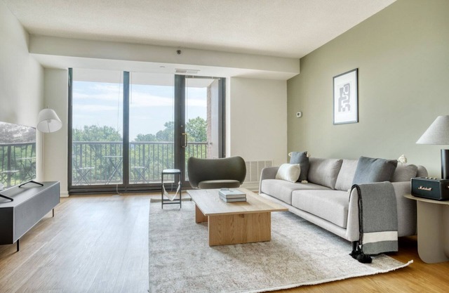 Hip Pentagon City 1BR w/W/D & Pool, near Reagan Airport, by Blueground