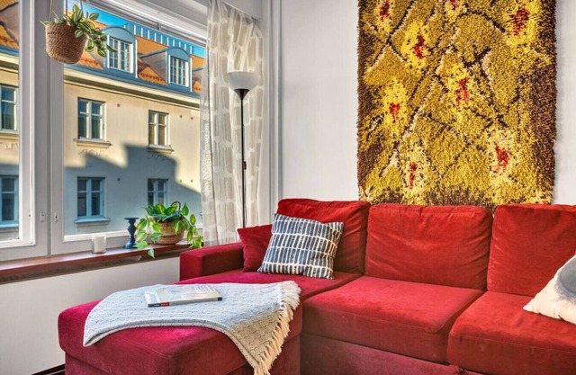 Hip & Vibrant w/ Balcony, Netflix, 200m tram/bus