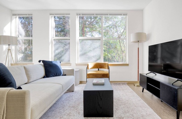 Hip Wallingford 2BR w/W/D & Rooftop Lounge, near 99 & I-5, by Blueground