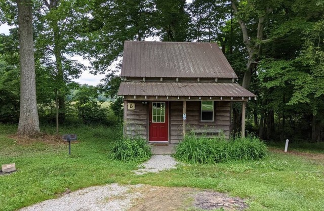 "Hippy Hill" Deluxe Camping Cabin #8 Pet Friendly