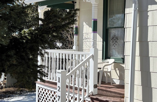 Historic 1895 2-bedroom house walking distance to everything in Cripple Creek