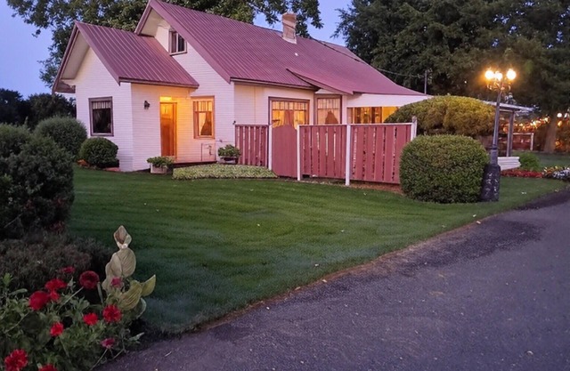 Historic 1915 Wine Country Home: 3 Queens, 2 Twins, WiFi & AC, 23 Acres