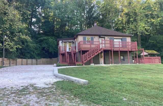 Historic 4-bedroom house in Glen Carbon with AC