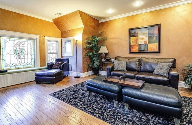 Historic and Unique Brownstone in Gold Coast - 3