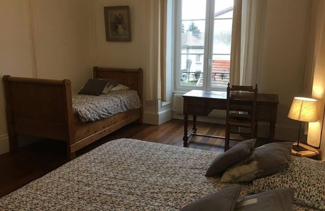 Historic apartment with 4 bedrooms, parking, near attractions in Toul