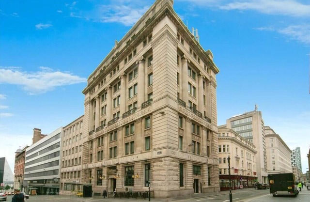 Historic Bank | Walk to Lime St & Bold St | City Stay