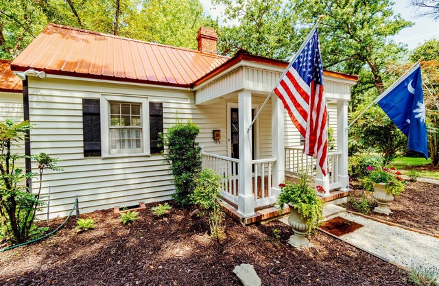Historic Cottage - At Hopelands Gardens close to Hitchcock Woods (Remodeled)